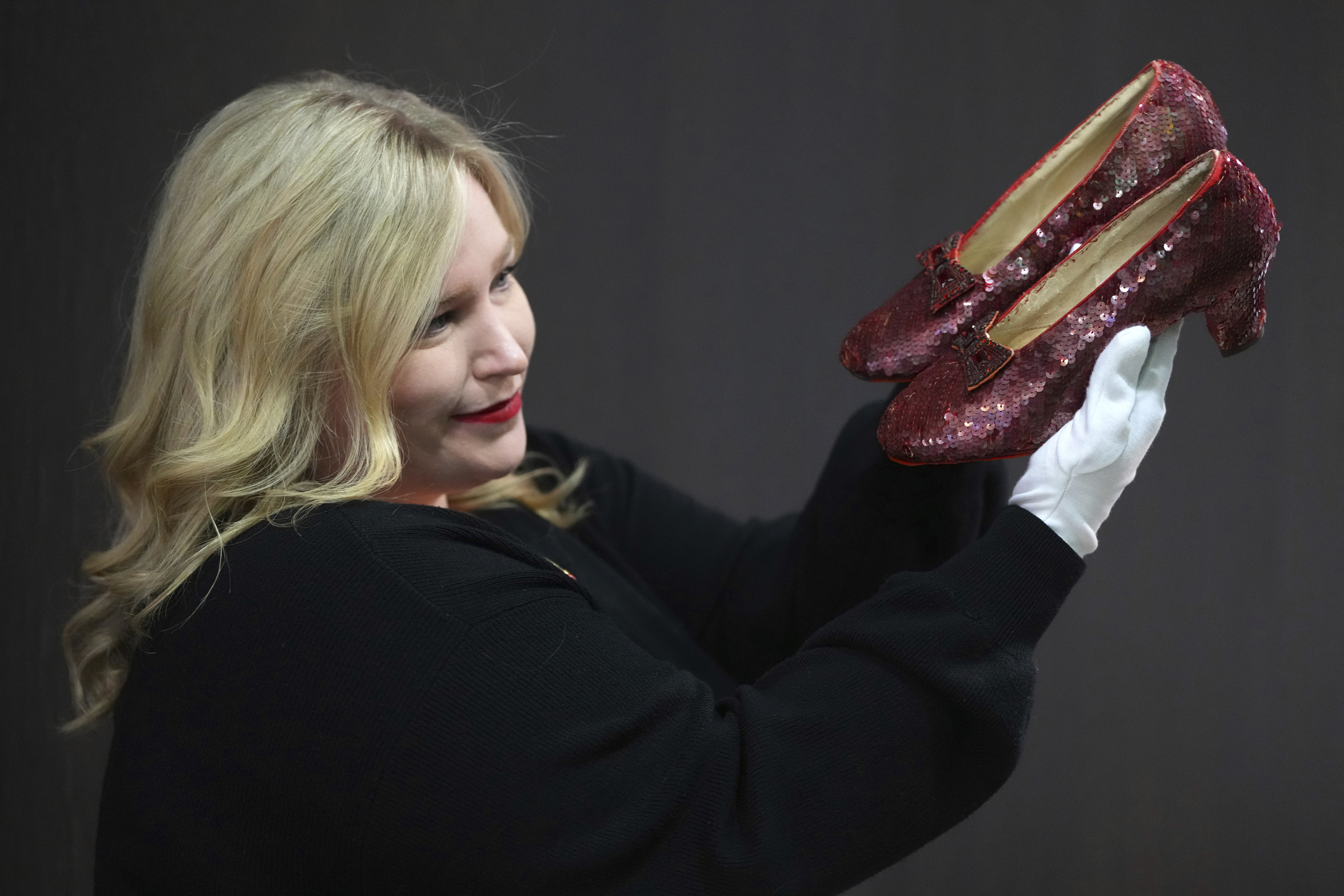 Μάγος του Οζ: 28 εκατ. δολάρια για τα εμβληματικά ρουμπινί γοβάκια της Τζούντι Γκάρλαντ-2