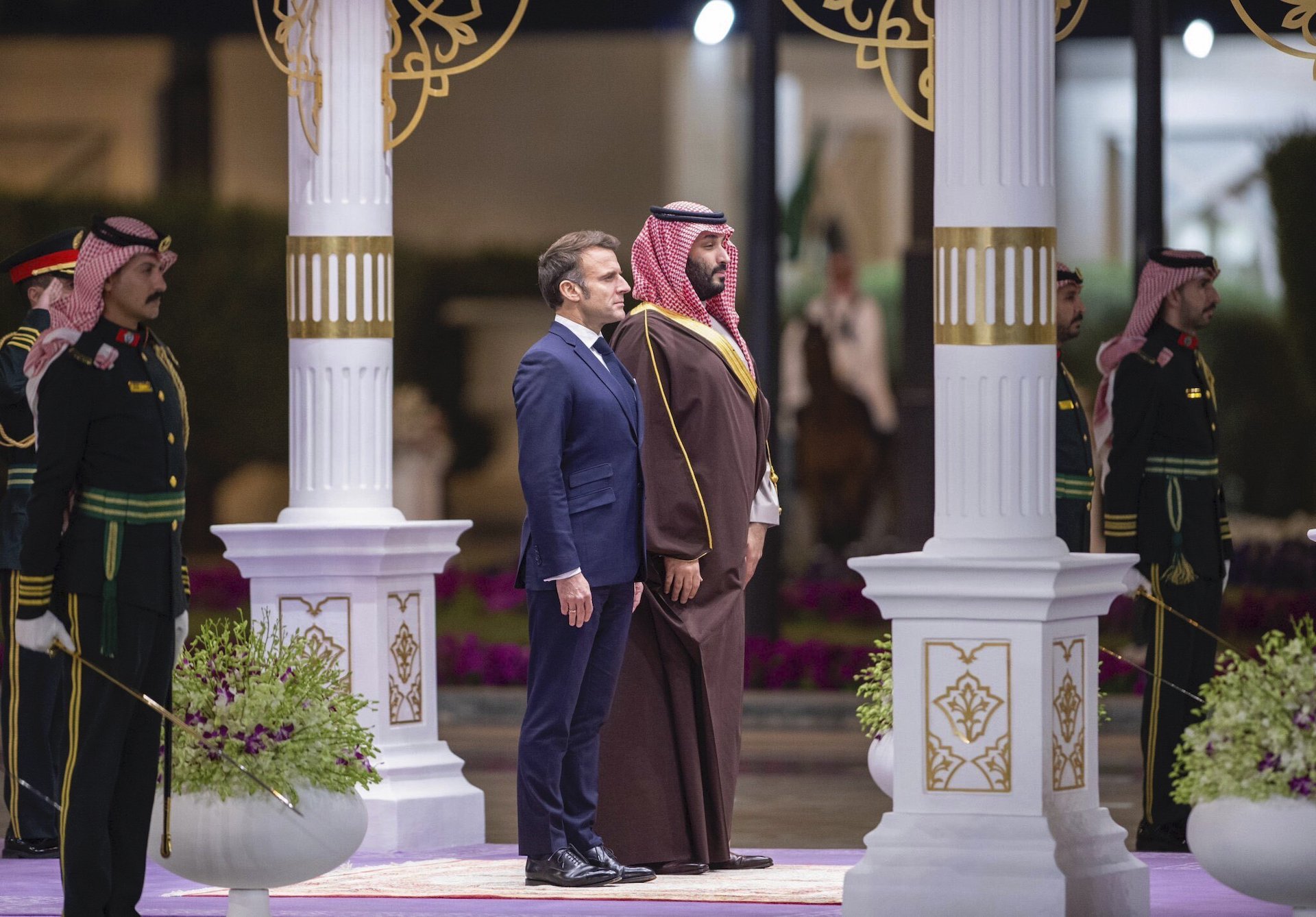 Επίσκεψη Μακρόν στη Σαουδική Αραβία: Αμυντικά και οικονομικά ντιλ στην ατζέντα-1