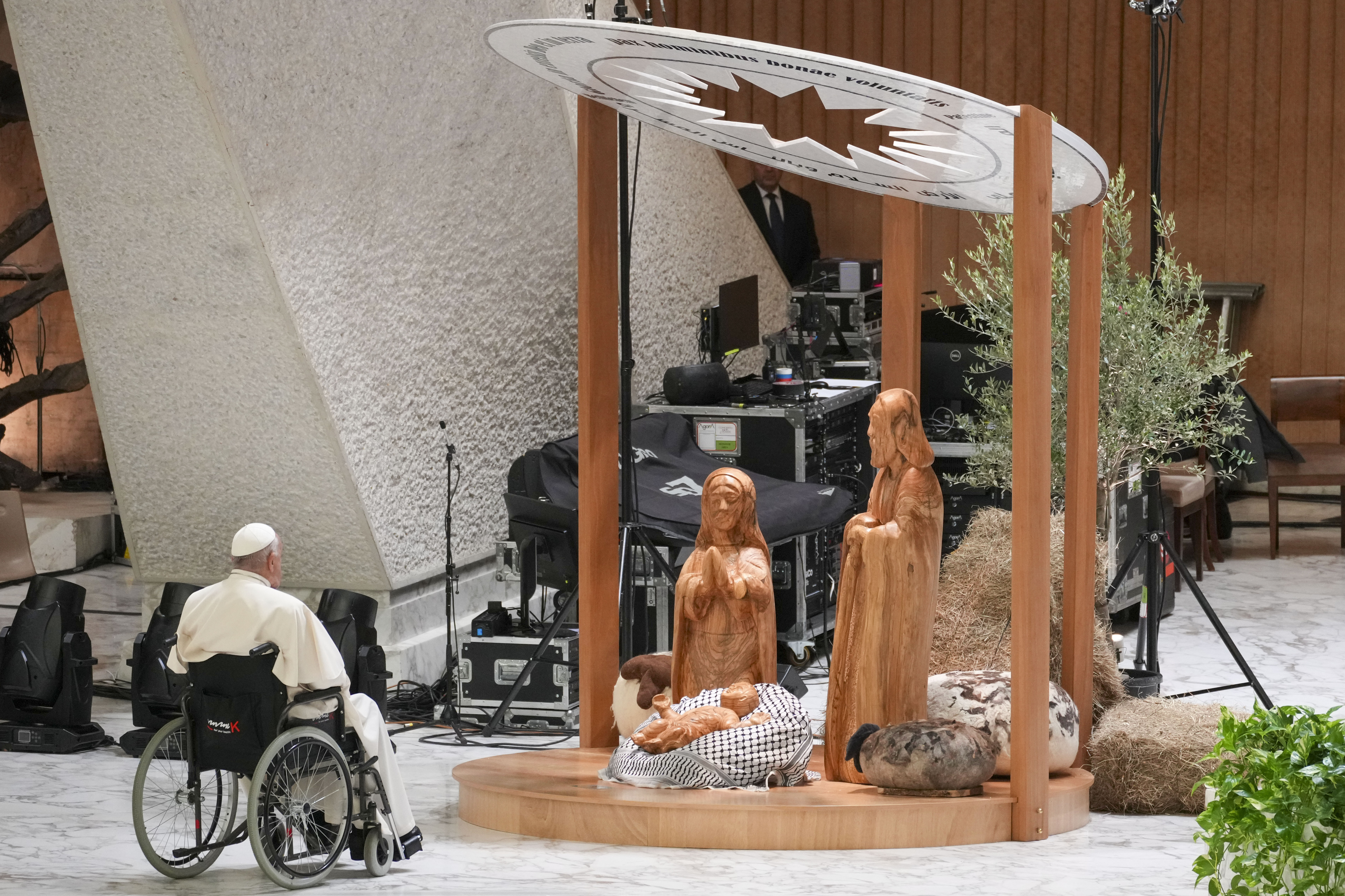 Αντιδράσεις για την προσευχή του Πάπα μπροστά σε φάτνη με κεφίγια-3