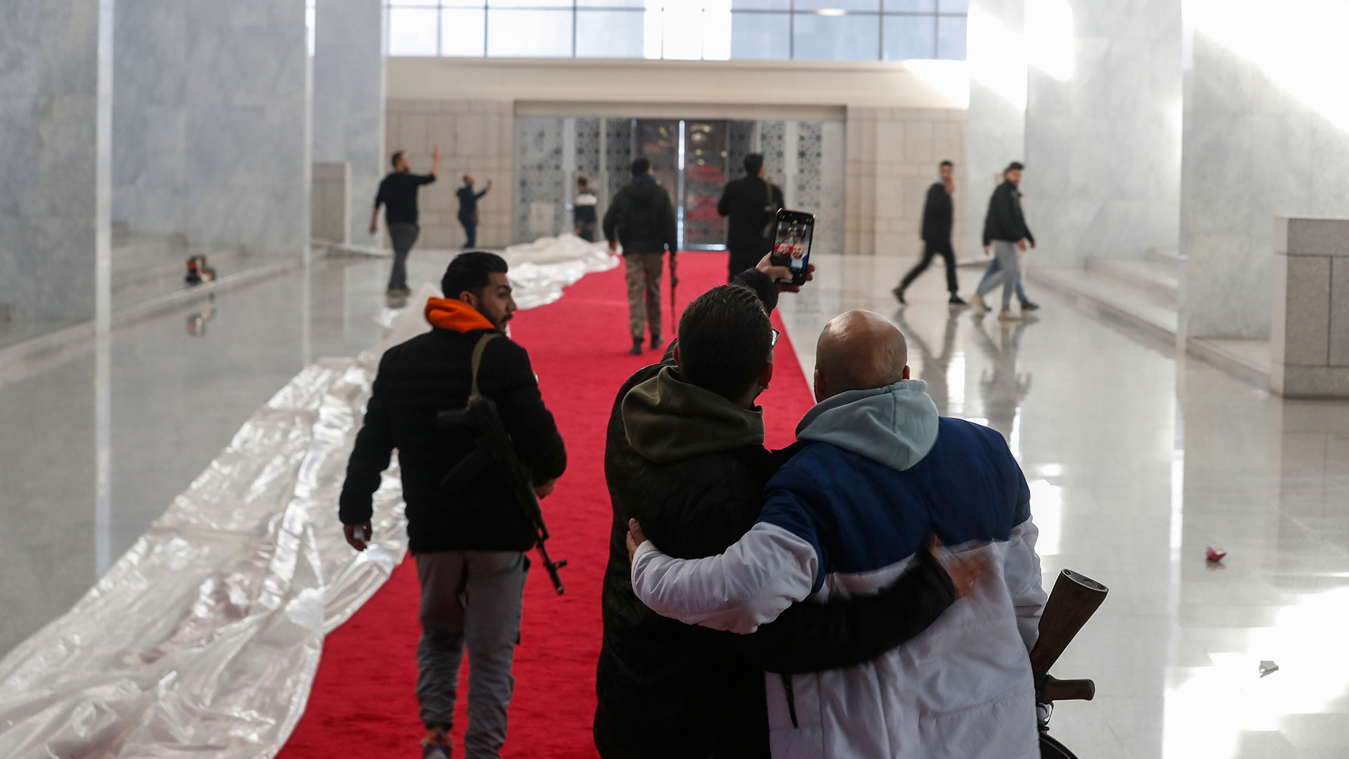 «Είμαι στο σπίτι του προέδρου!» Πλιάτσικο, σέλφι και ακριβά αυτοκίνητα-5