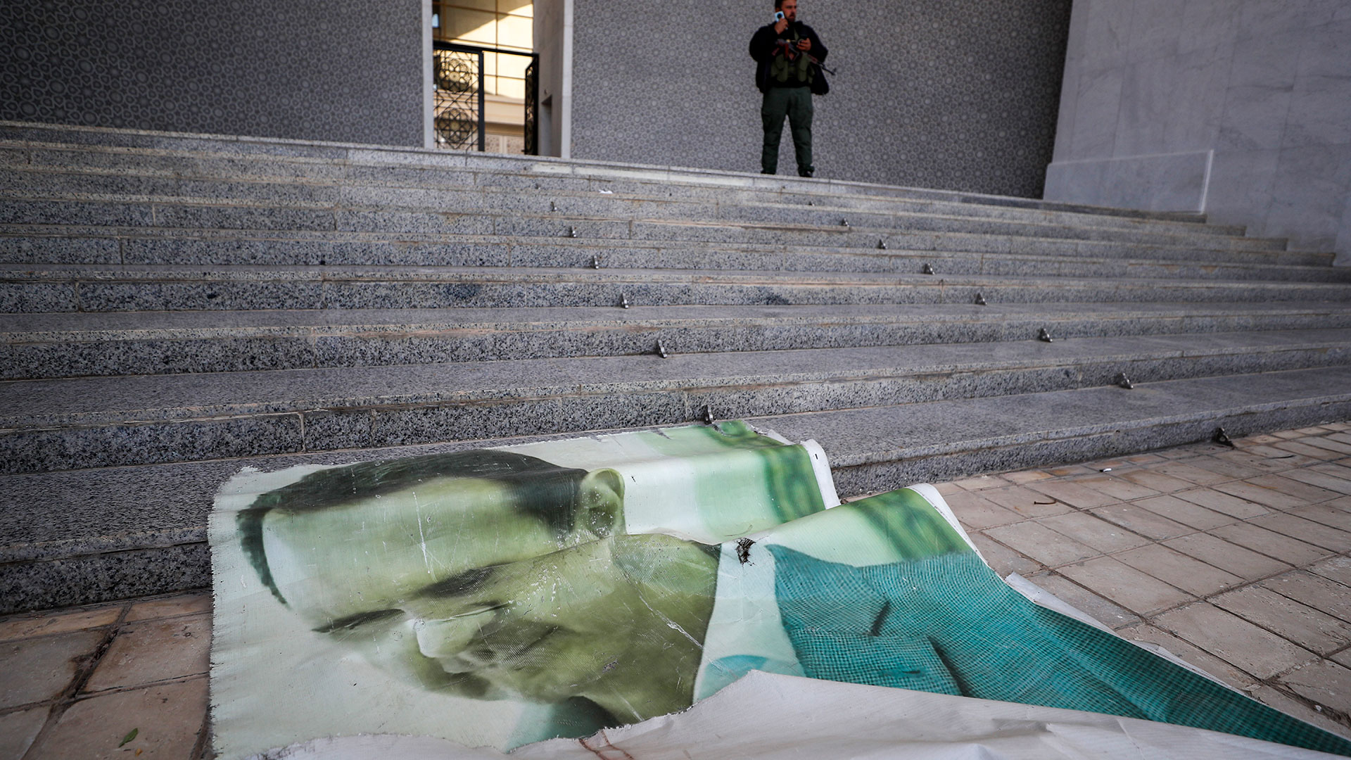 «Είμαι στο σπίτι του προέδρου!» Πλιάτσικο, σέλφι και ακριβά αυτοκίνητα-6