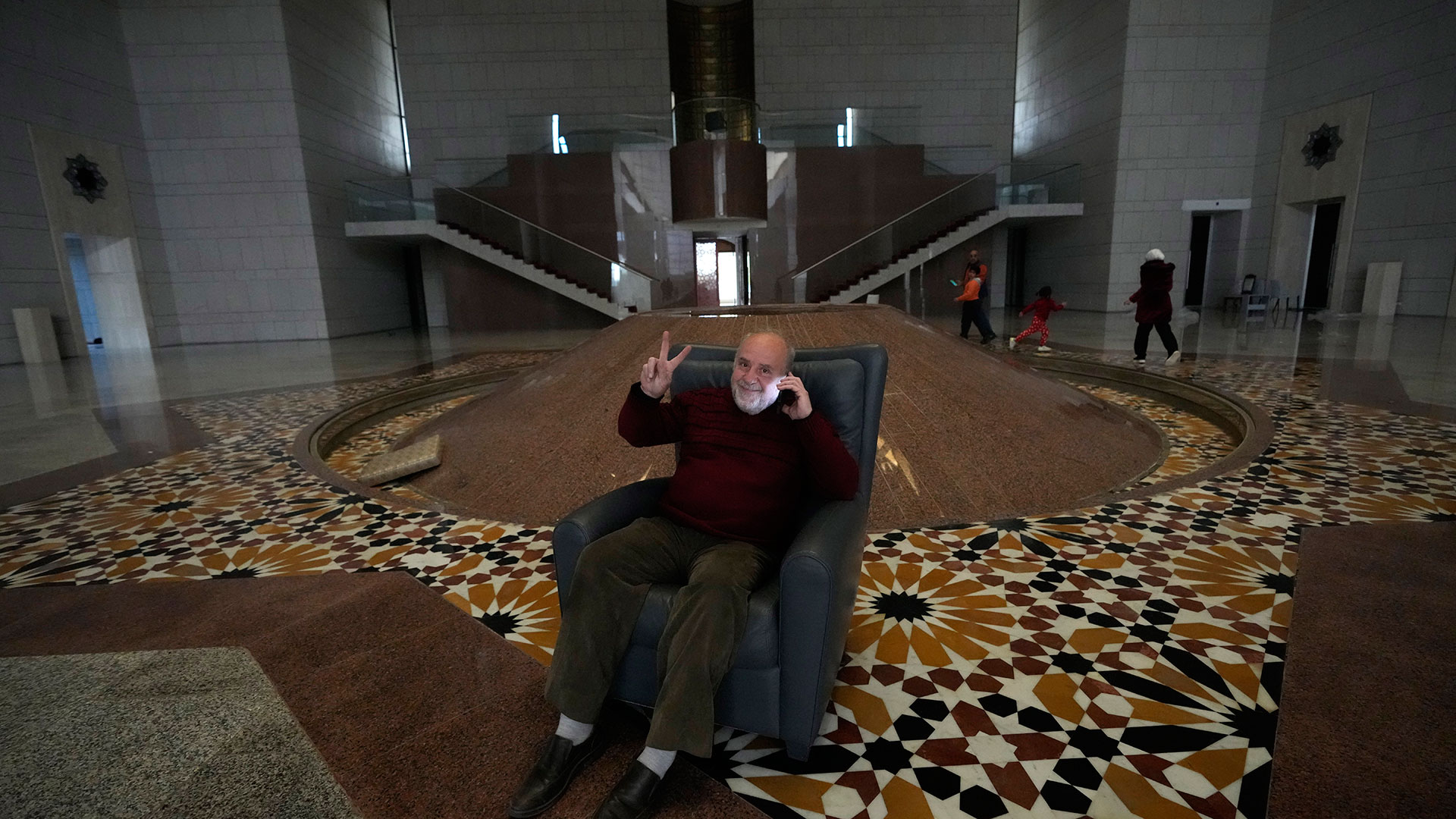 «Είμαι στο σπίτι του προέδρου!» Πλιάτσικο, σέλφι και ακριβά αυτοκίνητα-1