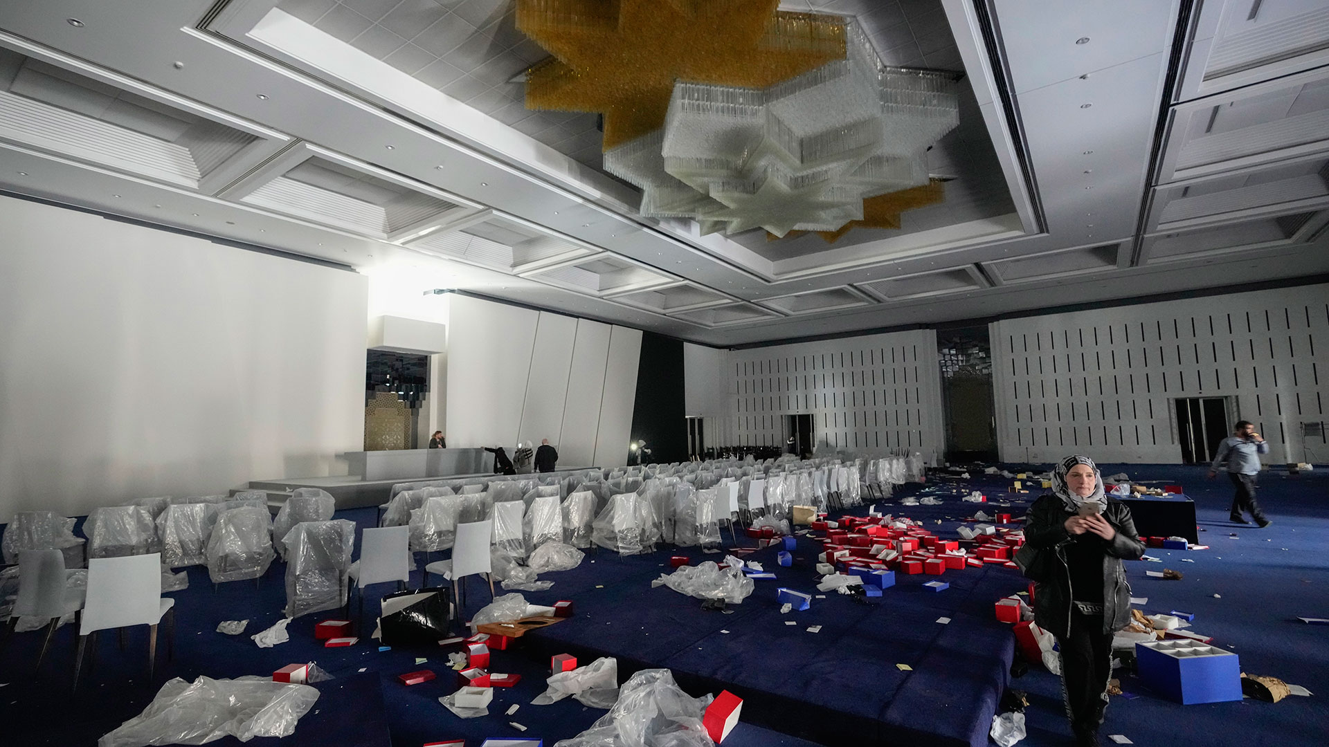 «Είμαι στο σπίτι του προέδρου!» Πλιάτσικο, σέλφι και ακριβά αυτοκίνητα-7