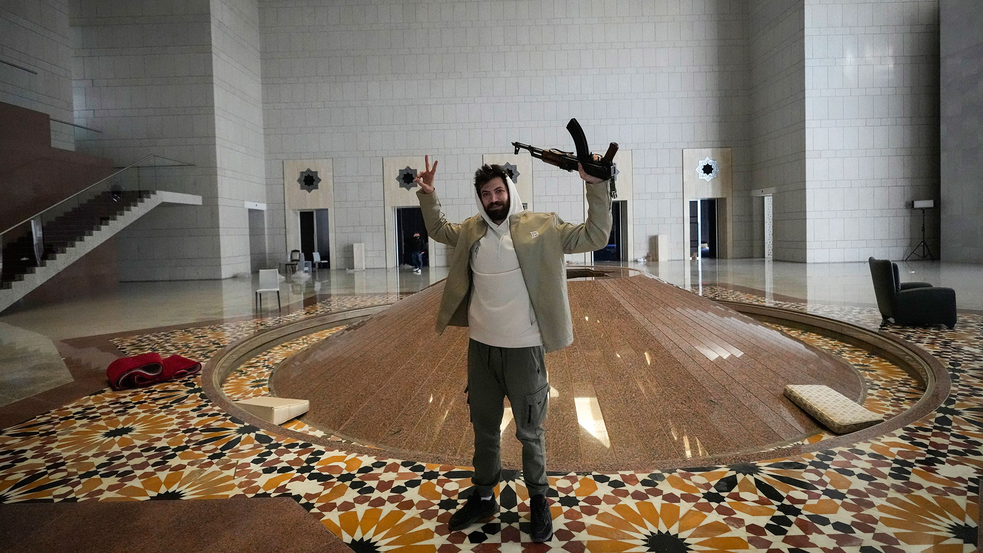 «Είμαι στο σπίτι του προέδρου!» Πλιάτσικο, σέλφι και ακριβά αυτοκίνητα-8