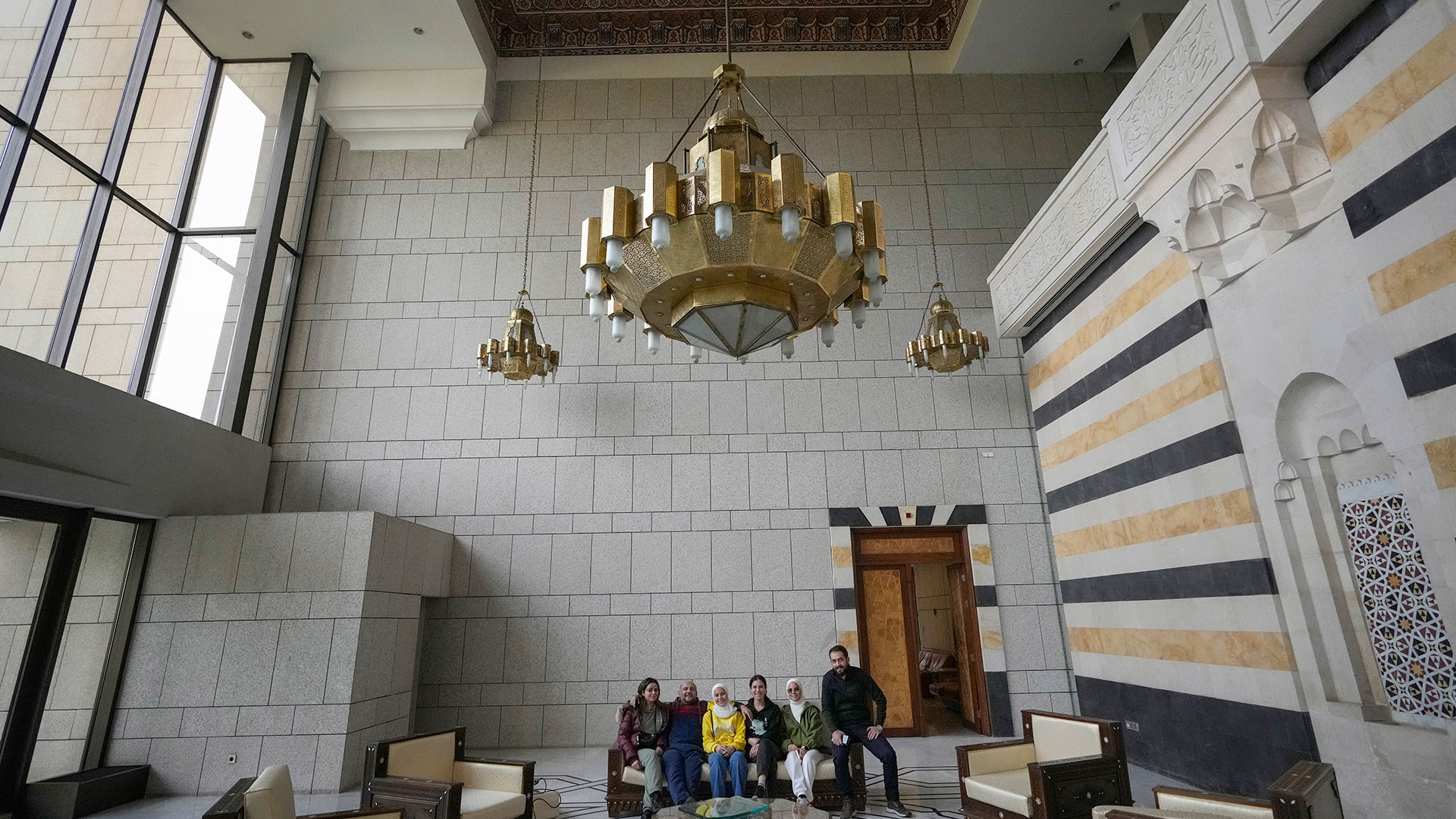 «Είμαι στο σπίτι του προέδρου!» Πλιάτσικο, σέλφι και ακριβά αυτοκίνητα-9