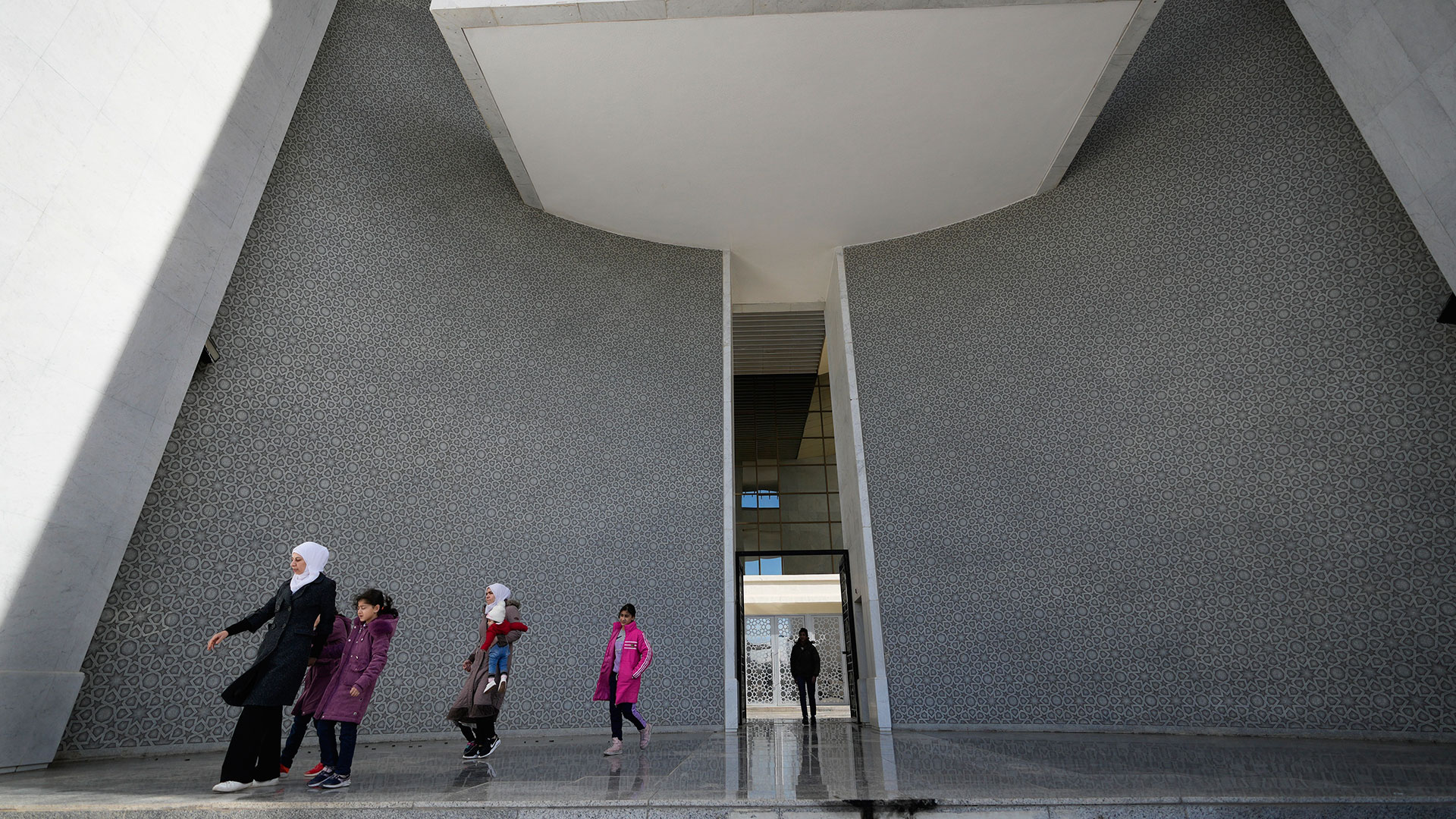 «Είμαι στο σπίτι του προέδρου!» Πλιάτσικο, σέλφι και ακριβά αυτοκίνητα-4