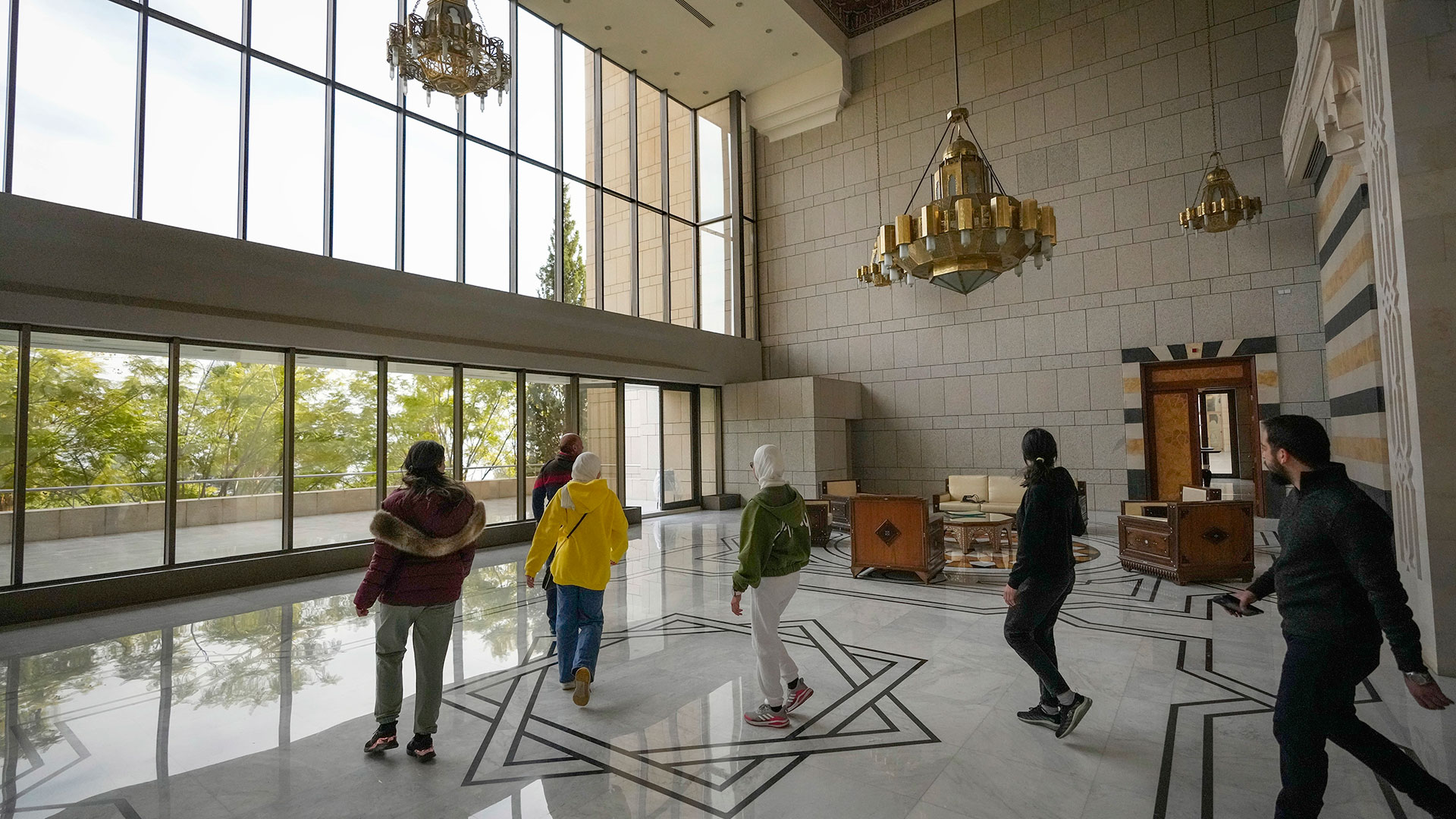 «Είμαι στο σπίτι του προέδρου!» Πλιάτσικο, σέλφι και ακριβά αυτοκίνητα-10