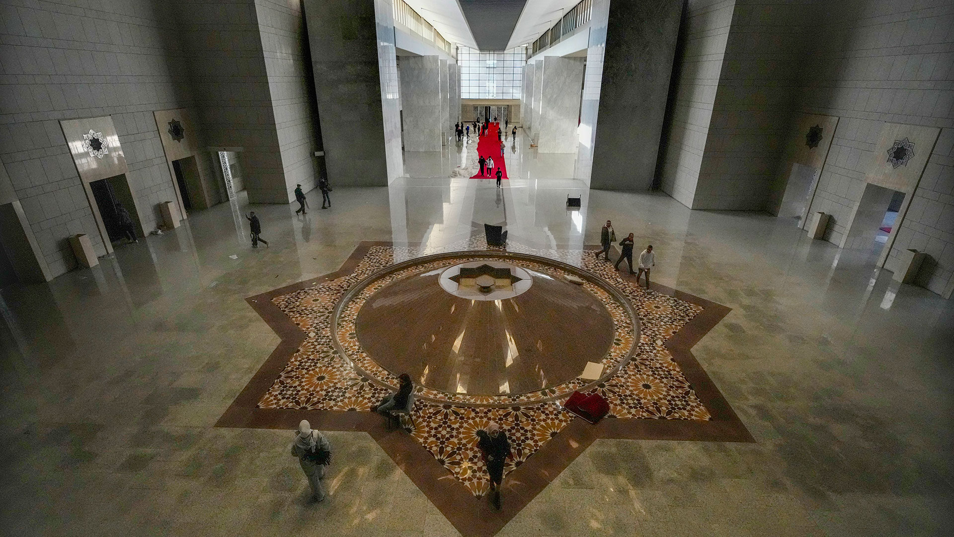 «Είμαι στο σπίτι του προέδρου!» Πλιάτσικο, σέλφι και ακριβά αυτοκίνητα-11