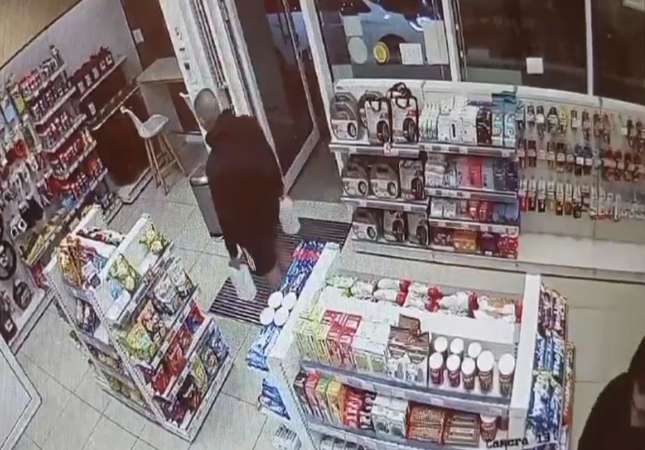 Βίντεο-ντοκουμέντα από το κύκλωμα εκβιαστών: Προμηθεύτηκαν βενζίνη και έκαψαν ΙΧ-1