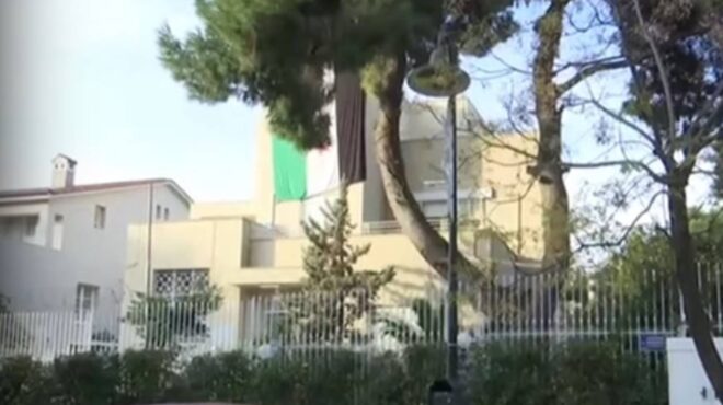 υψωσαν-τη-σημαία-της-επανάστασης-στην-563363524