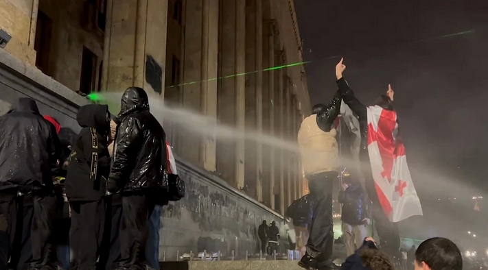 Γεωργία: Εντείνονται οι διαμαρτυρίες κατά της κυβέρνησης – Υπό πολιορκία το κοινοβούλιο-3