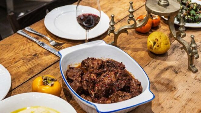 χοιρινός-λαιμός-σε-καραμελωμένη-κρού-563395978