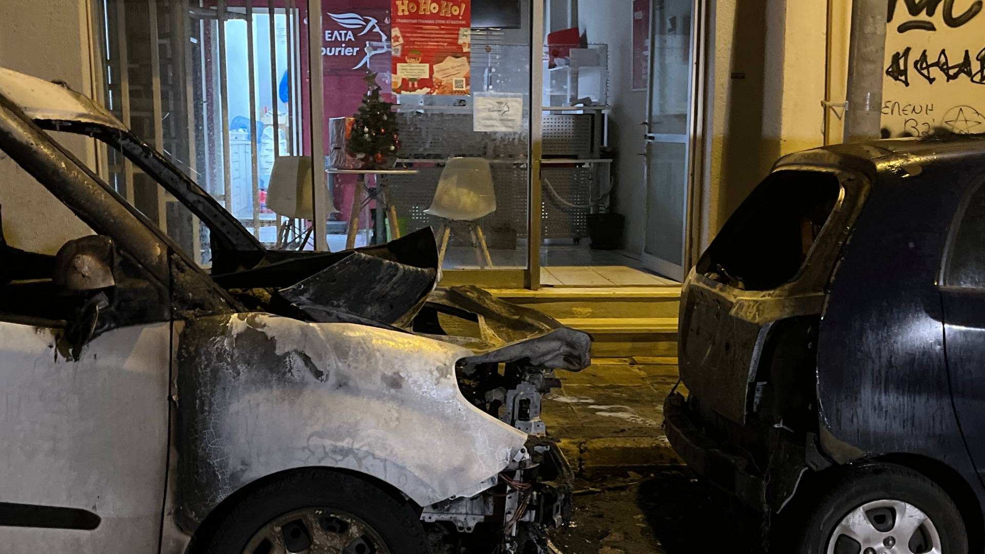 Καλλιθέα: Αγνωστοι έκαψαν τρία οχήματα των ΕΛΤΑ-1