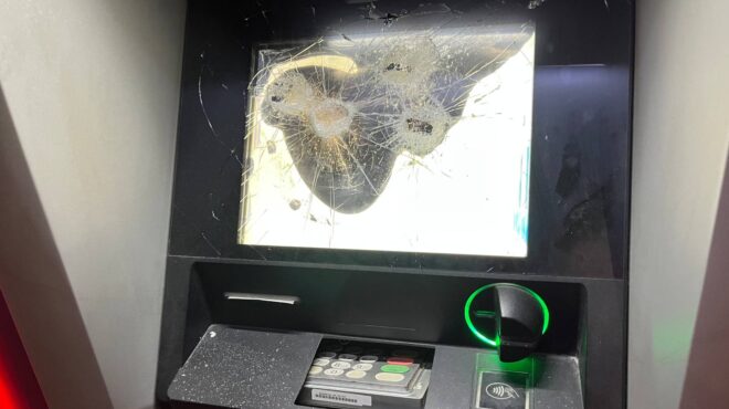 αγνωστοι-προκάλεσαν-φθορές-σε-ατμ-και-563381431