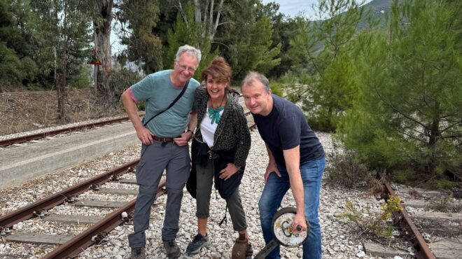 η-ωραία-κοιμωμένη-περιμένει-να-την-ξυ-563384053