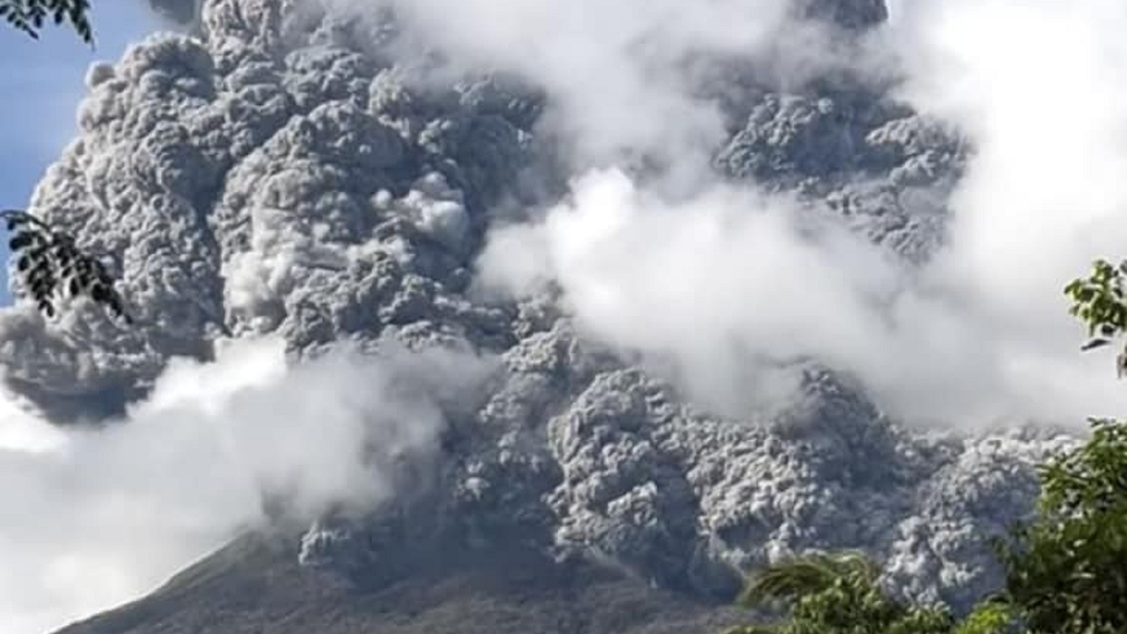 Φιλιππίνες: Εντυπωσιακές εικόνες από έκρηξη ηφαιστείου-1