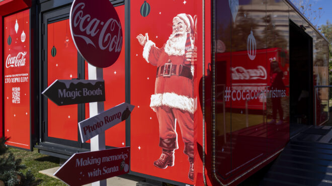 η-coca-cola-σκορπίζει-το-γιορτινό-πνεύμα-σε-κά-563356246
