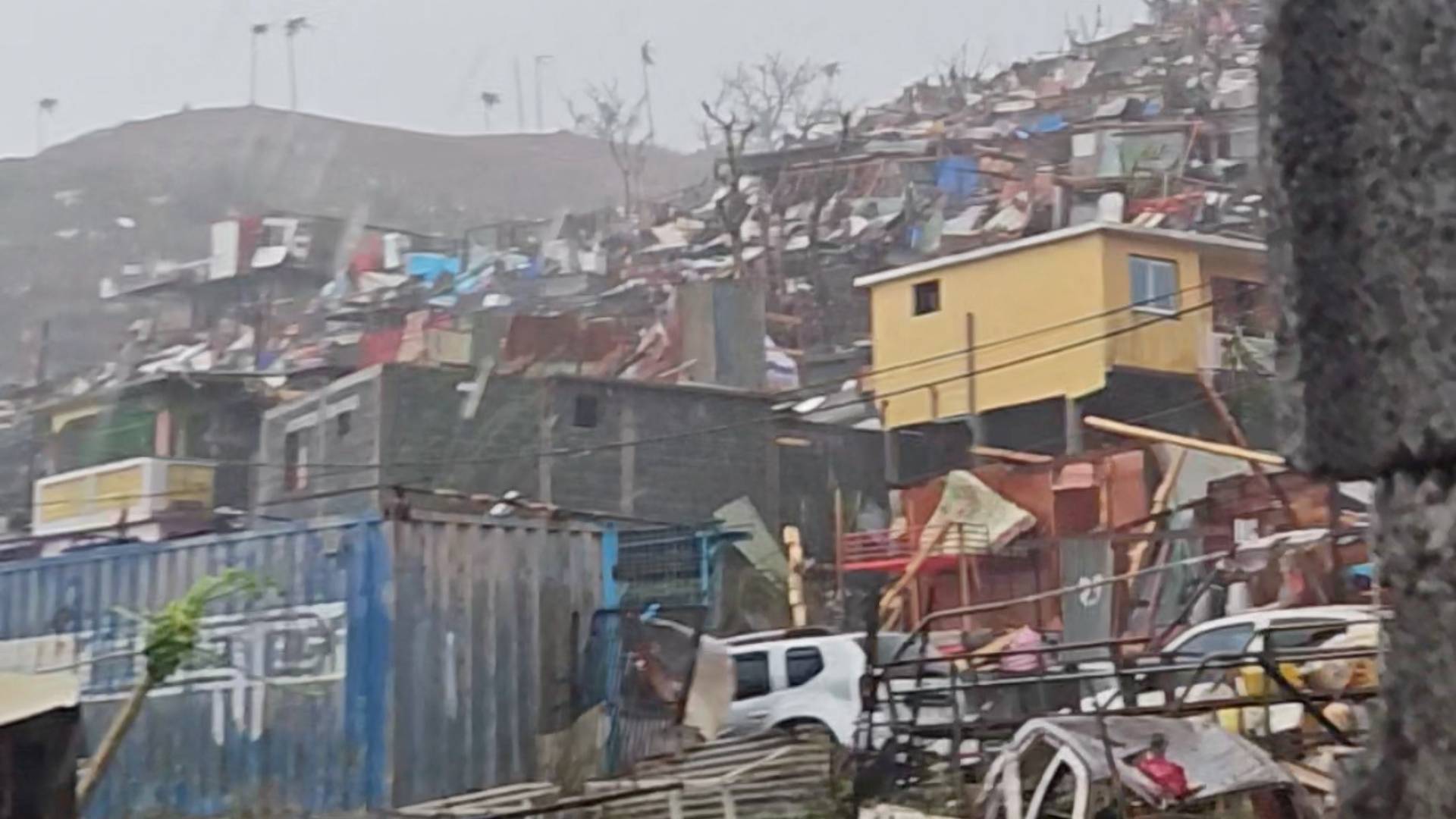 Γαλλία: Πιθανόν χιλιάδες οι νεκροί στο αρχιπέλαγος Μαγιότ στον Ινδικό από τον κυκλώνα Τσίντο-1