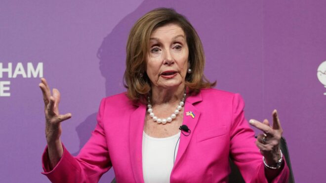 η-νάνσι-πελόζι-τραυματίστηκε-στο-λουξ-563372725