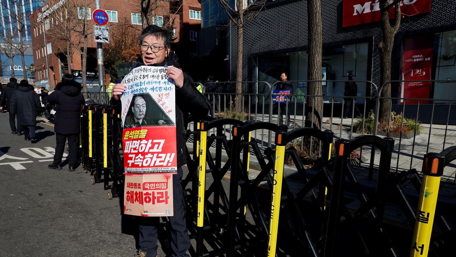 Νότια Κορέα: Ενταλμα σύλληψης σε βάρος του έκπτωτου προέδρου Γιουν-1