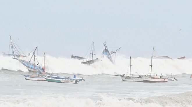 σαν-τσουνάμι-τρεις-νεκροί-από-την-α-563396392