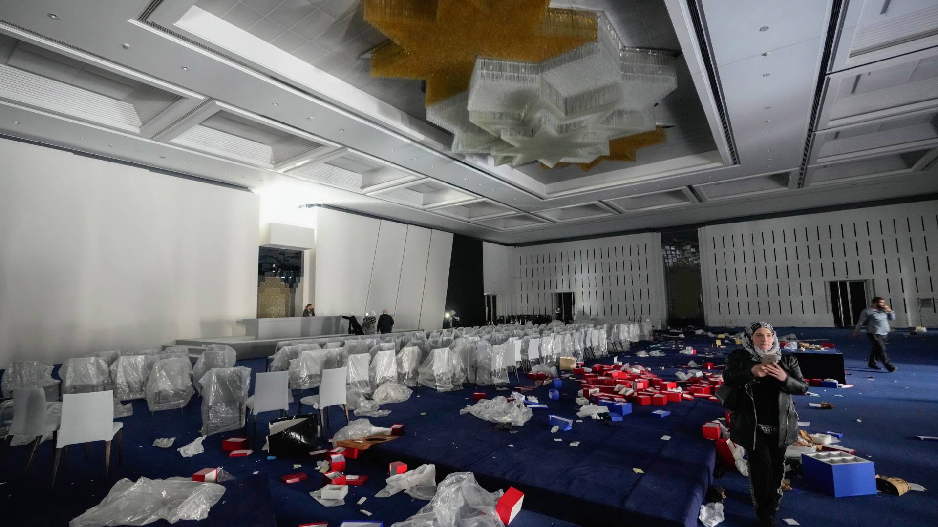 Συρία: Περιήγηση στα ανάκτορα του Ασαντ με τους αντάρτες-3