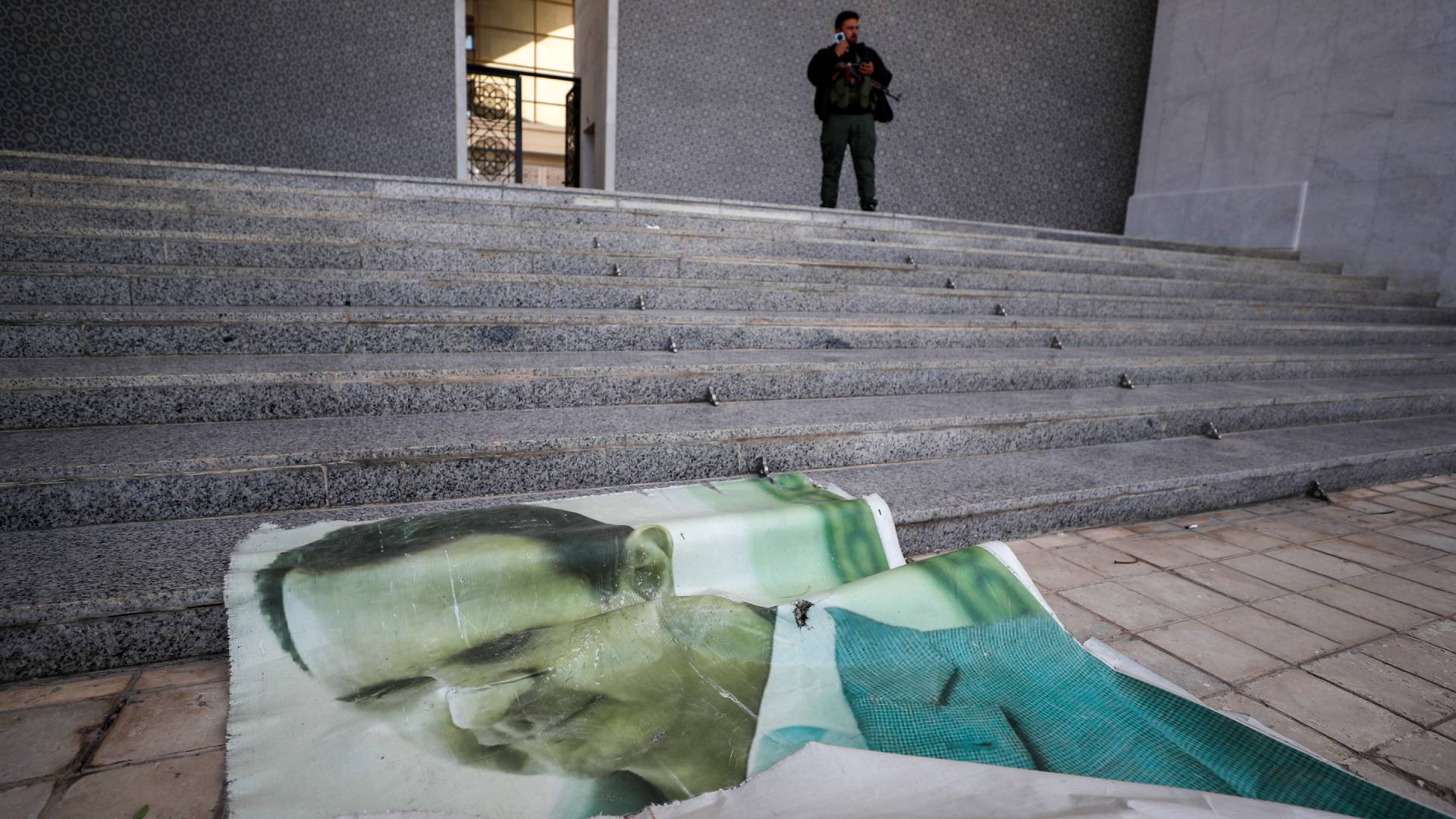 Συρία: Περιήγηση στα ανάκτορα του Ασαντ με τους αντάρτες-1