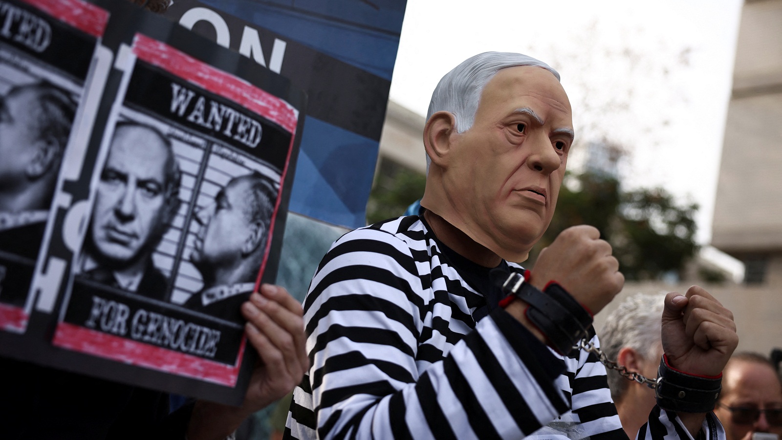 Ισραήλ: Aπολογία Νετανιάχου στη δίκη για διαφθορά – Διαδήλωση εναντίον του στην είσοδο-1