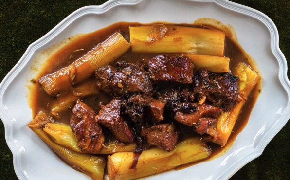 χοιρινό-με-πράσα-και-δαμάσκηνα-το-πιο-α-563355952