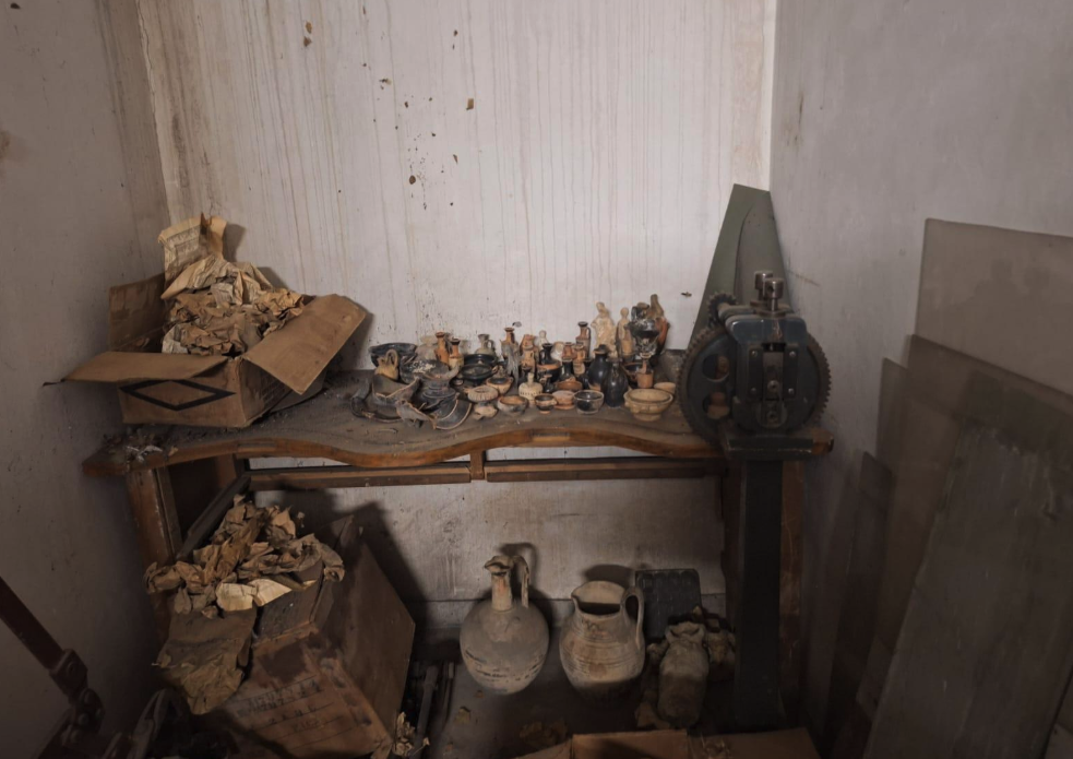 «Θησαυρός» αρχαιοτήτων βρέθηκε στο κέντρο της Αθήνας τυλιγμένος σε… εφημερίδες του 1940-1