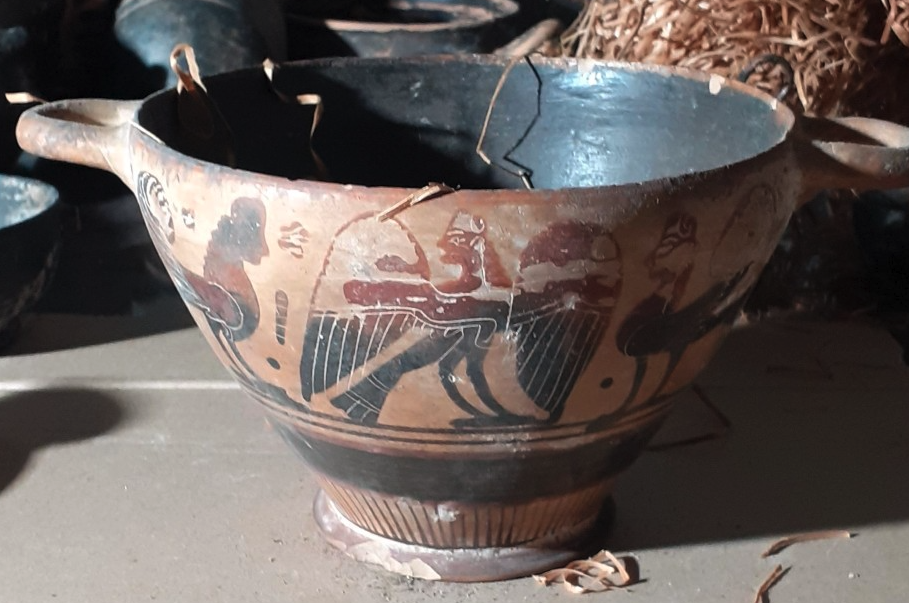 «Θησαυρός» αρχαιοτήτων βρέθηκε στο κέντρο της Αθήνας τυλιγμένος σε… εφημερίδες του 1940-4