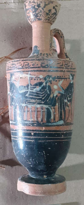 «Θησαυρός» αρχαιοτήτων βρέθηκε στο κέντρο της Αθήνας τυλιγμένος σε… εφημερίδες του 1940-5