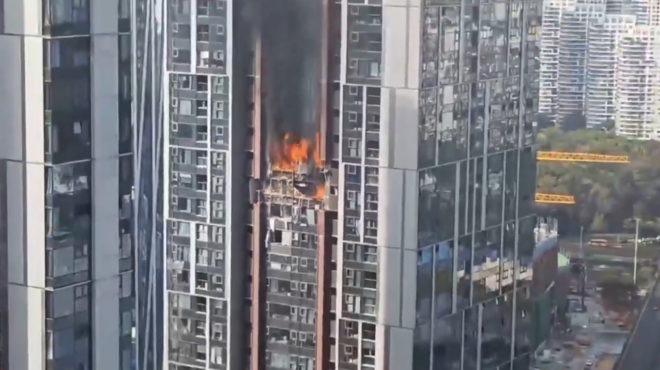 εκρηξη-σε-ουρανοξύστη-στην-πόλη-σενζέ-563368327