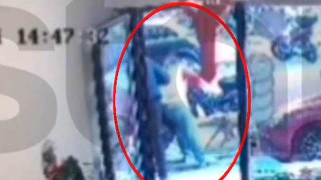 εξάρχεια-η-στιγμή-της-επίθεσης-με-λοστ-563390788