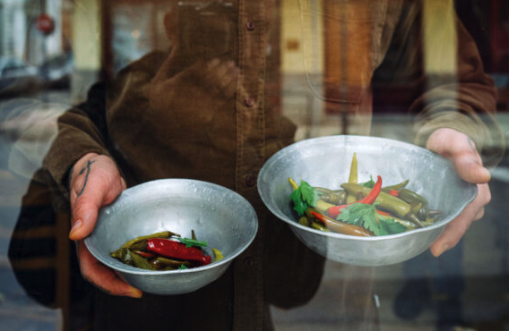 καυτερές-πιπεριές-τουρσί-από-τη-φλώρι-563393020