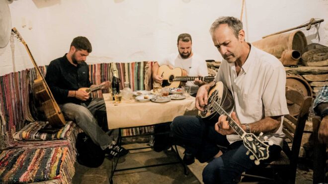 από-τον-μάρκο-βαμβακάρη-στις-γειτονιέ-563364637