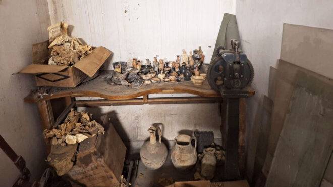 ειδώλια-εικόνες-νομίσματα-σε-υπόγεια-563368024