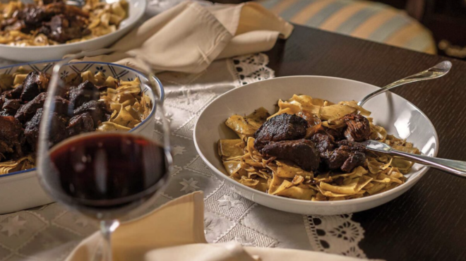 αγριογούρουνο-κρασάτο-με-κρεμμύδια-σ-563357767