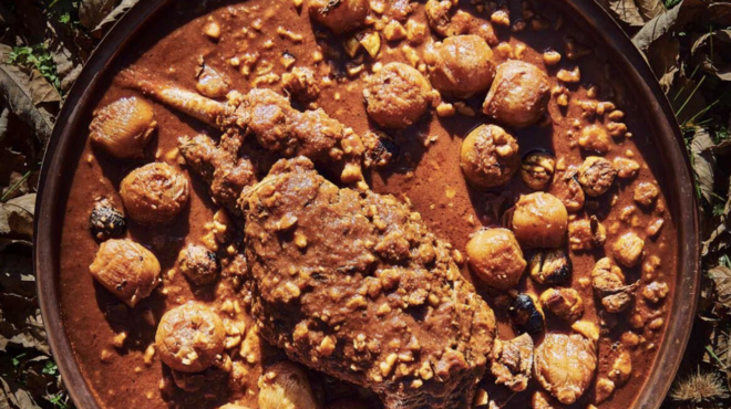 αρνίσιο-μπούτι-με-κρεμμύδια-και-κάστα-563359852