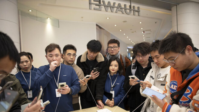 η-κινεζική-huawei-κοντράρει-apple-και-google-με-νέο-smartphone-563357479