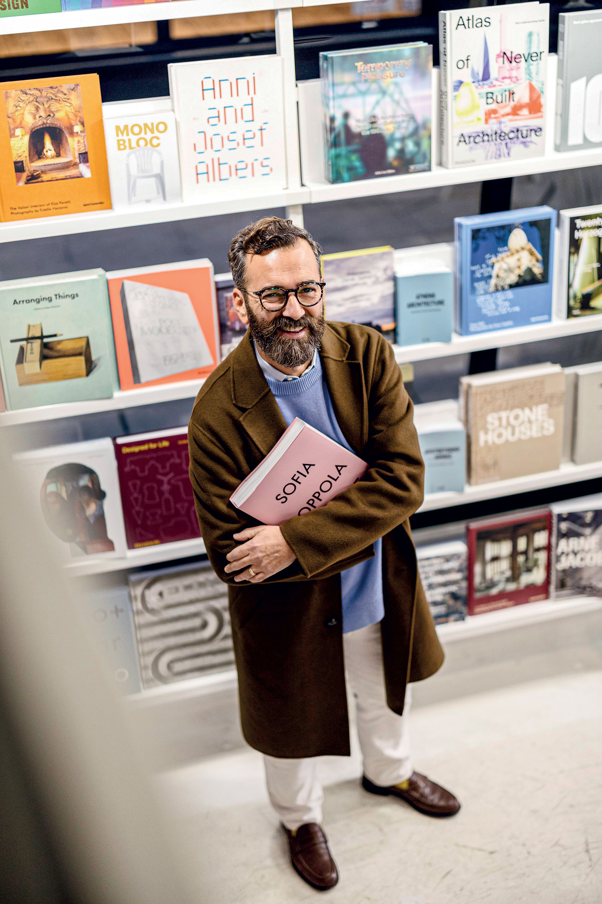 Διαλέγοντας βιβλία με τον Αγγελο Μπράτη-1