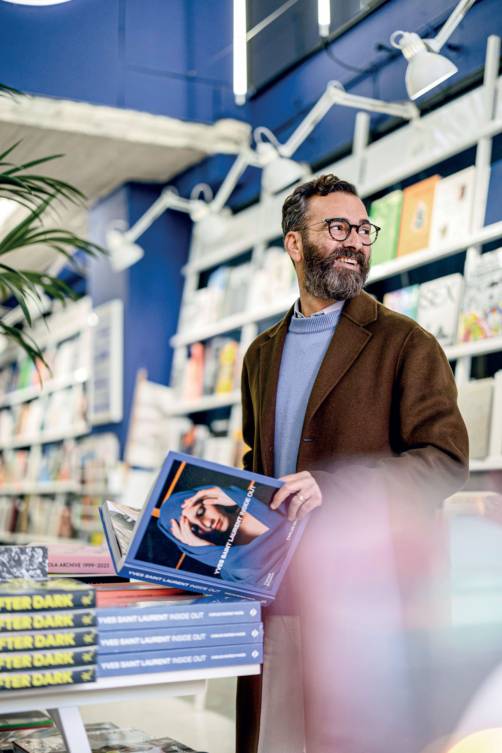 Διαλέγοντας βιβλία με τον Αγγελο Μπράτη-2
