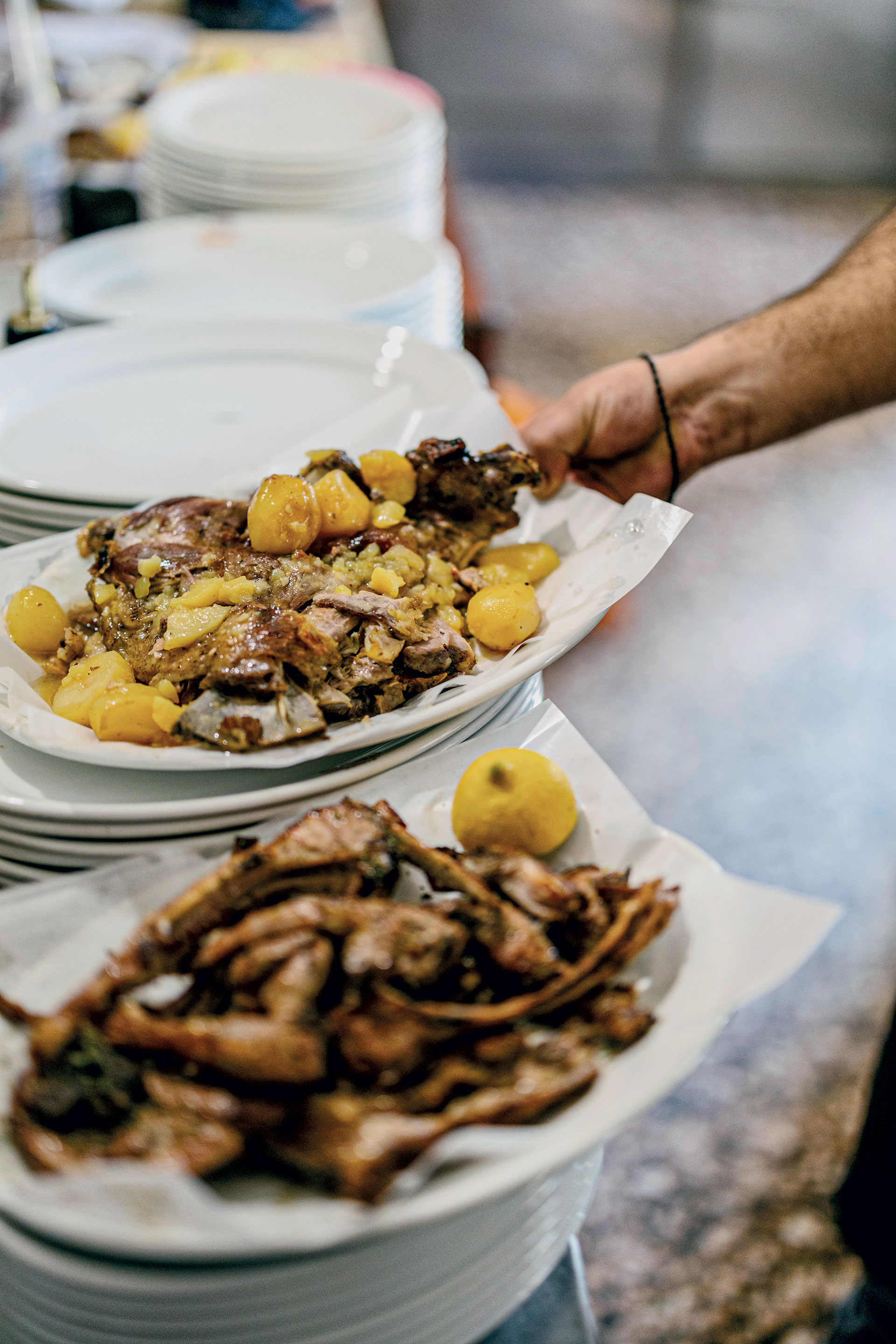 Στις ταβέρνες του Διονύσου, για παραδοσιακό αρνάκι στη γάστρα-9