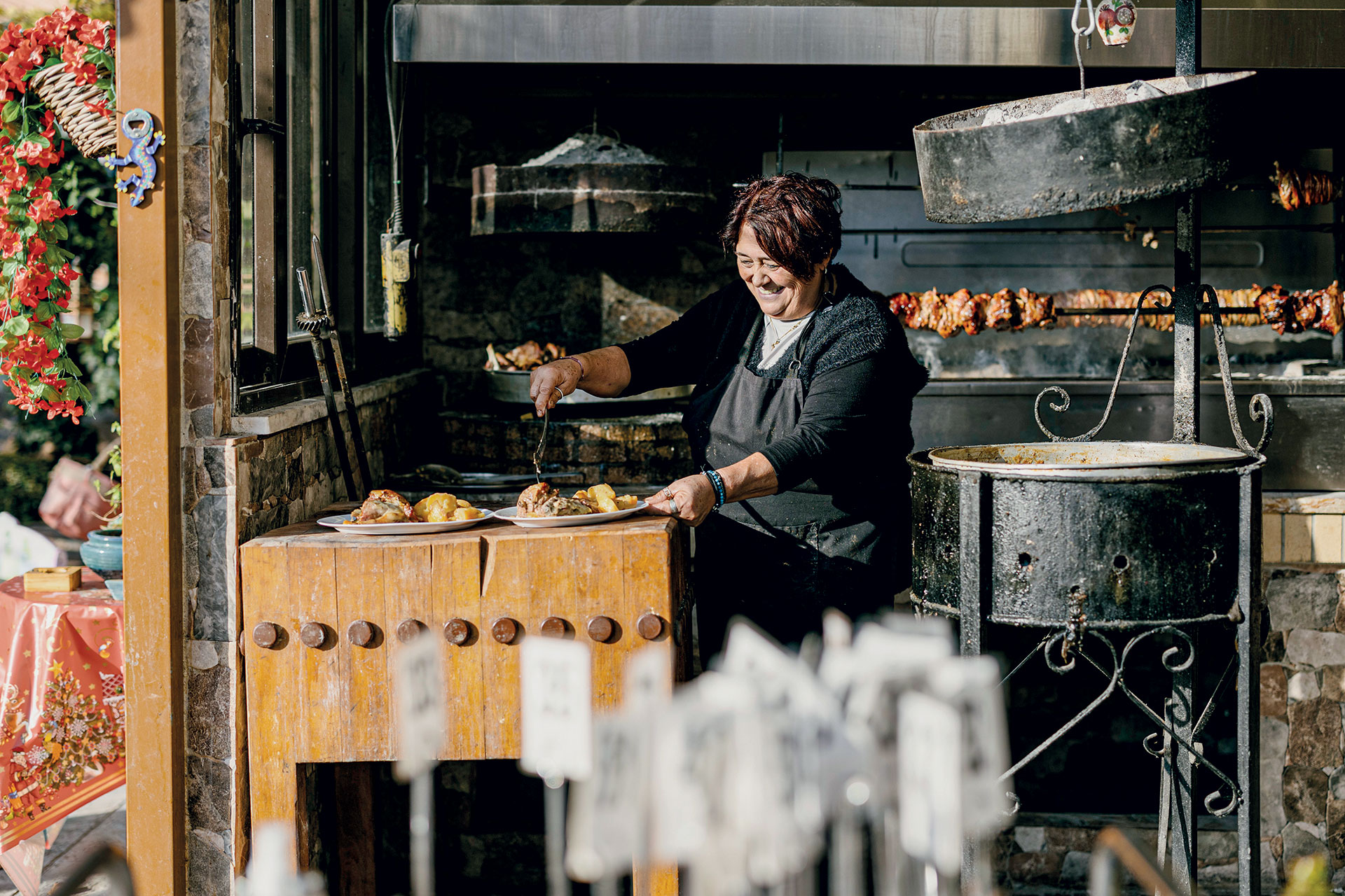 Στις ταβέρνες του Διονύσου, για παραδοσιακό αρνάκι στη γάστρα-1