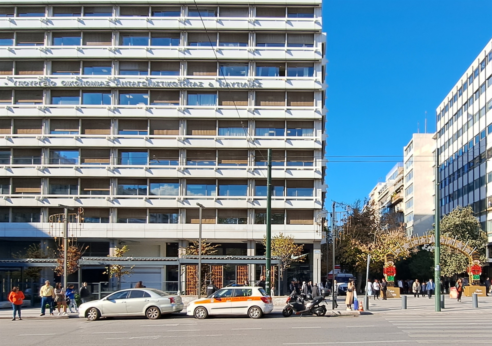 Η σκιά του Μεγάρου Κορομηλά στην πλατεία Συντάγματος-1