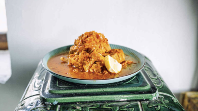 χοιρινό-με-λάχανο-αρμιά-με-κοκκινοπίπ-563381974