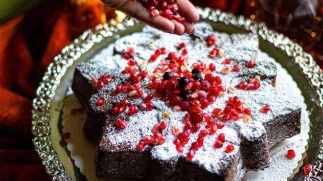 χριστουγεννιάτικο-κέικ-με-ξερά-φρούτ-563391301