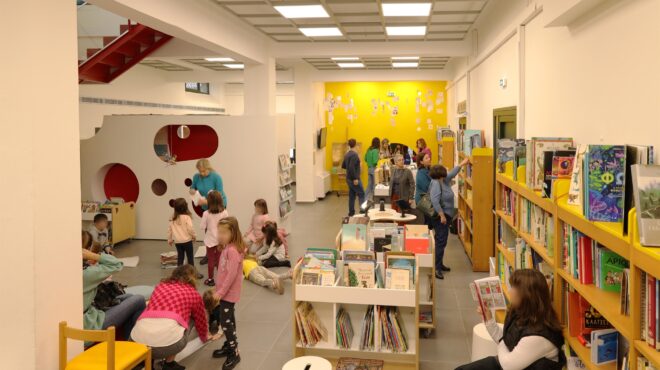 μια-σύγχρονη-βιβλιοθήκη-στο-χωριό-των-563355067