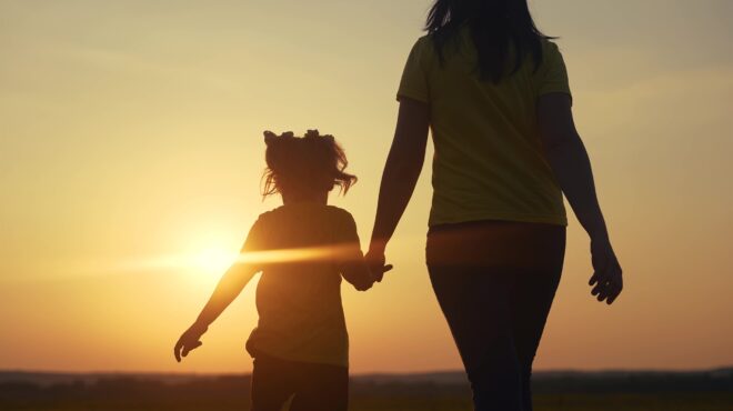 μητέρα-μόνη-μακριά-από-τα-παιδιά-της-563386402