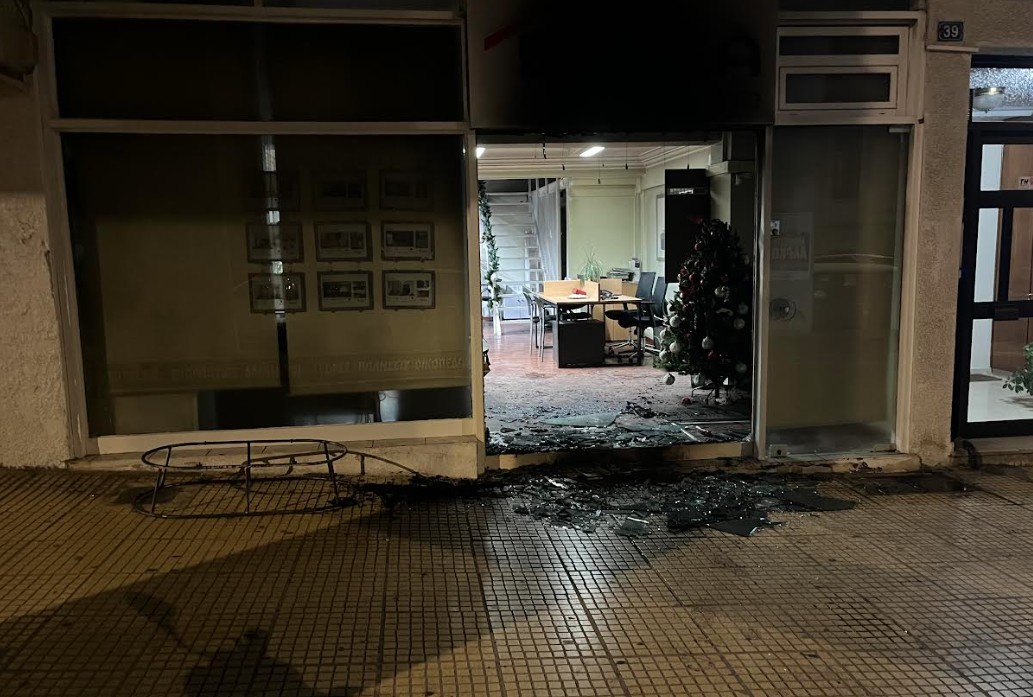 Εμπρηστικές επιθέσεις σε Κολωνό και Θησείο [φωτογραφίες]-1